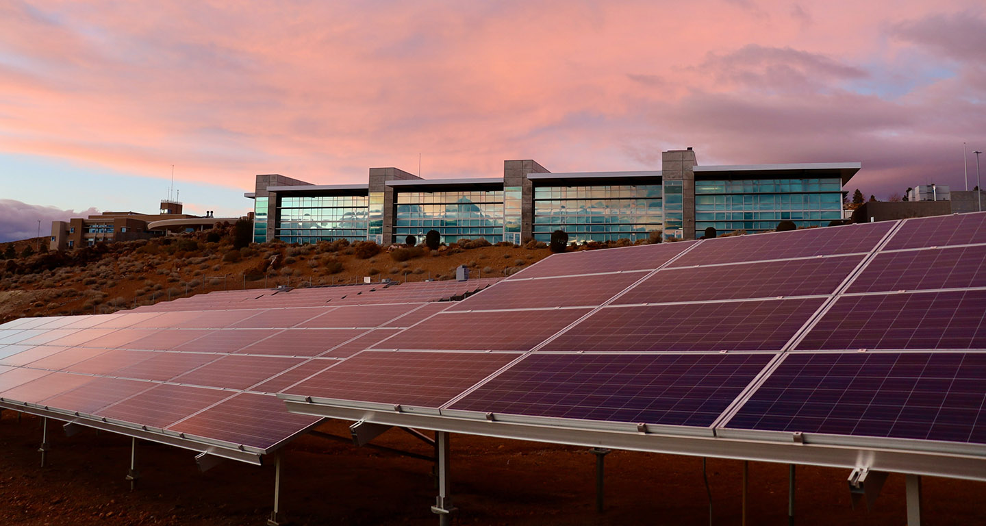 Painéis solares no por do sol.